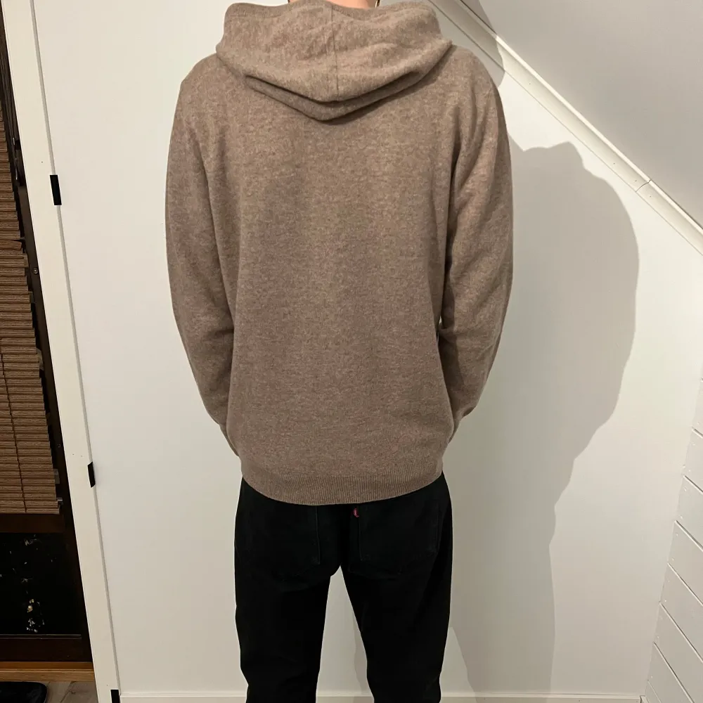 Säljer denna helt nya merinoull hoodie från Zantiore i size M. Modellen är 183 cm och väger 63 kg. Skriv vid funderingar!. Hoodies.