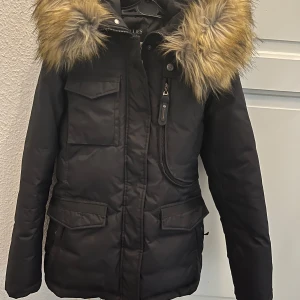 Hollies Livingo ”Nyskick”  - Mkt fin jacka i storlek 38, men liten i storleken så skulle säga att den passar 36-38! Använt 2ggr då den tyvärr va lite liten! Pälsen är inte äkta!