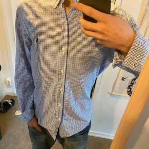 Ralph lauren skjorta - Säljer denna slim fit ralph lauren skjorta, skriv om frågor