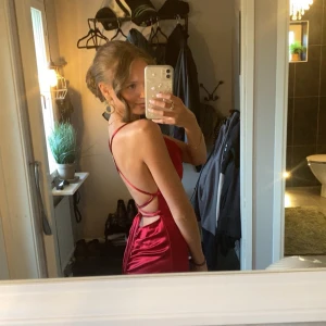 Lång balklänning - Säljer min balklänning, den är lång på mig som är 165 cm. Man kan dra åt hur hårt man vill med knytningen där bak. Den har lite skador som inte syns så tydligt på baksidan(kolla sista bilden). Skriv för fler bilder❤️ 