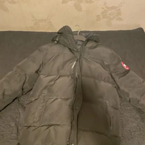 Canada Goose Jacka - Svart Canada Goose jacka som jag fick av min morbror som julklapp förra vintern, väljer o sälja den pågrund av storlek, tänker nog köpa en ny men i rätt storlek. Använt den en gång och de var förra vintern. Möjligt o pruta. Storlek L men sitter som M