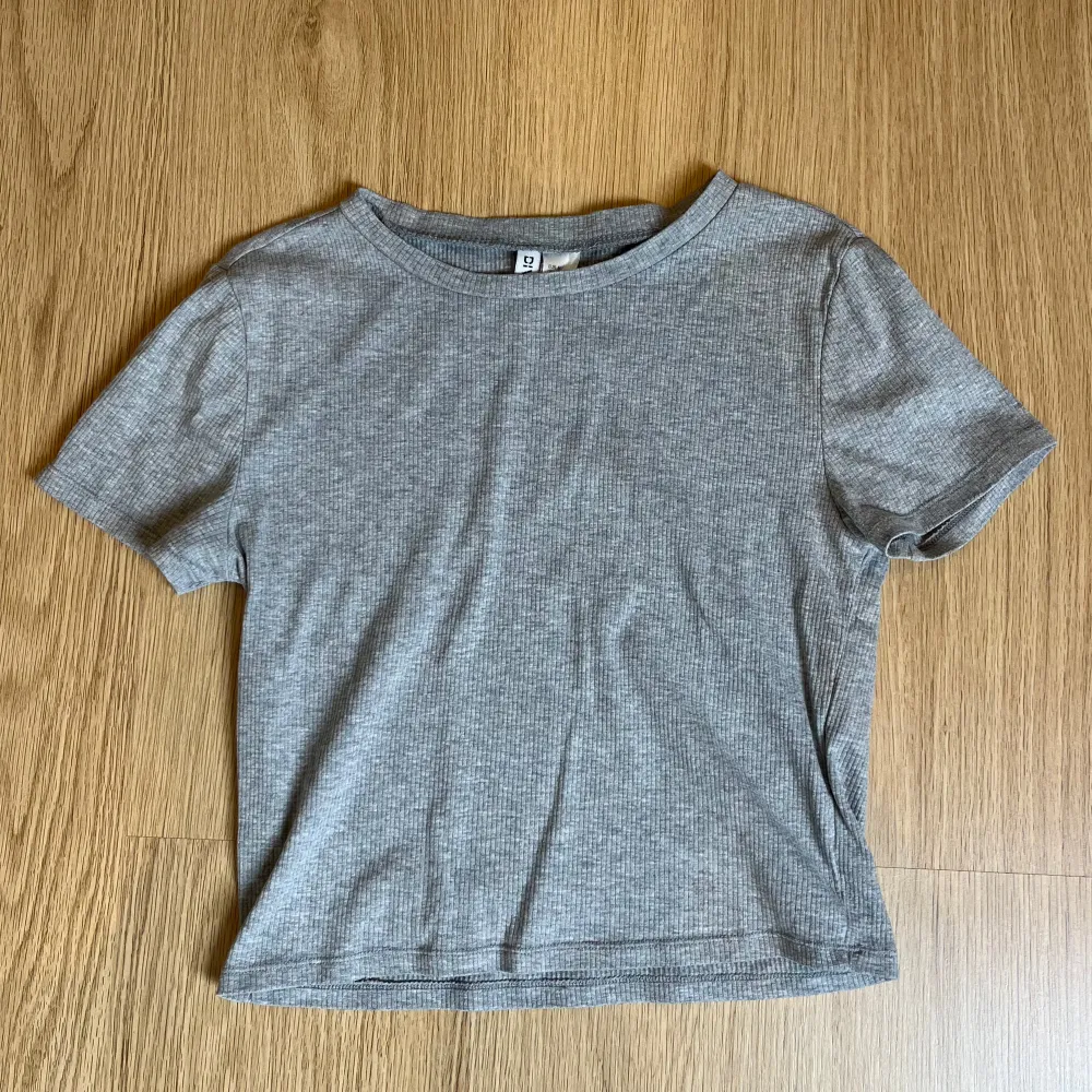 Grå t-shirt med stretch 🥰. T-shirts.