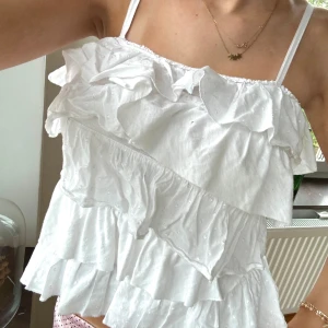 Volangtopp😋😍 - Säljer min älskade volangtopp som jag tyvärr inte använt på ganska länge, men sjykt söt me någon kofta eller bara självt😍😍🥰🩷