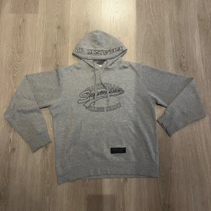 Superstar hoodie - Grå Frank Q Superstar hoodie, bra skick, strlk L men passar mer som M. Kom priv för fler bilder. Säljer pga den är för liten för mig. 