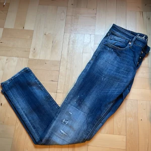 Jack and Jones jeans - Slim Jeans med slitningar från Jack and Jones. Dom är mörka 