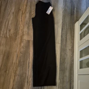 Svarta byxor från Nelly - Säljer ett par svarta byxor från Nelly i modellen 'Keep It Low Waist Suit Pants'. De är lågmidjade och har en stilren design, perfekt för både vardag och fest. Byxorna är i storlek small och är helt nya med tag kvar.