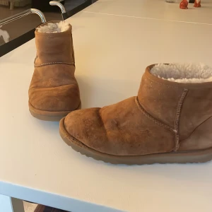 Uggs  - Säljer dessa sköna och snygga uggs perfekta för vintern pga att de blivit för små. Nypris 2000kr mitt pris 999kr. Storlek 41 men passar även 40.