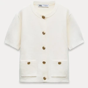 Stickad topp med guldknappar - Säljer en jättefin stickad topp från zara i storlek L, liten i storleken passar s-m också. ❤️❤️ Kan både användas som kofta uppknäppt eller stängd.❤️❤️ helt oanvänd 