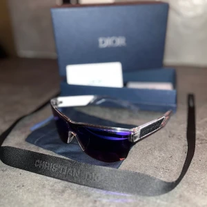 Christian Dior Solglasögon  - Modell: ”DIORXTREM M2U Crystal Blue Red Flash” Testade 1 gång men är i nyskick. Nypris hos återförsäljare är runt ungefär 6000kr i denna färgkombination.