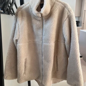 Teddyjacka - Så fin storlek 40 från Bohoo, passar även mig som brukar ha S men gillar när det är lite oversized!