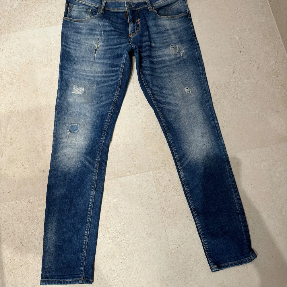 Tjena! Säljer nu dessa Morato jeans som är i skick 7/10. Skicka gärna era funderingar. Tavlan är från Stilrenkonst_UF. // Best Clothing.2. Farkut & Housut.
