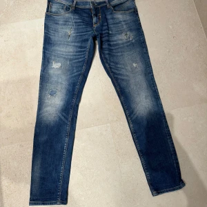Blåa Morato Jeans med slitningar. - Tjena! Säljer nu dessa Morato jeans som är i skick 7/10. Skicka gärna era funderingar.  Tavlan är från Stilrenkonst_UF. // Best Clothing.2