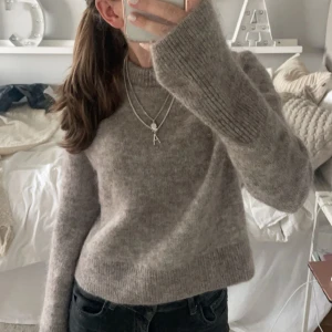 Stickad mohair tröja h&m - Så snygg och populär stickad tröja från h&ms premium collection❣️❣️tröjan finns inte längre kvar att köpa och är verkligen perfekt nu i höst/vinter!