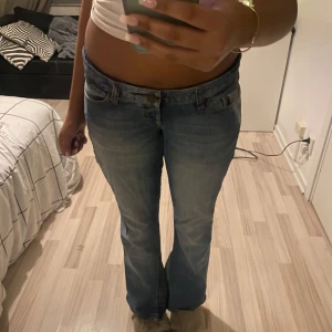 Lågmidjade jeans - Skit snygga lågmidjade utsvängda jeans köpta på sellpy i vintras. Säljer eftersom att dom e för stora på mig