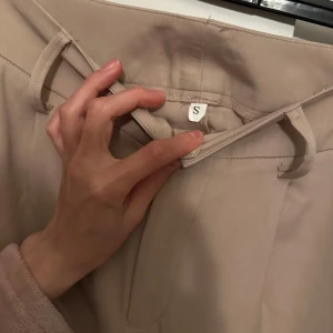 Beiga kostymbyxor  - Normala i storlek, använd bara några gånger r