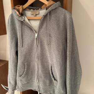 Burberry hoodie, storlek M. Skick 9/10 felfri. Pris 2299kr!