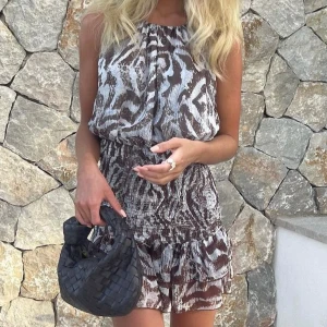 Zebra klänning - Säljer denna klänningen i zebra mönster från Zara i storlek S. Knappt använd. Första två bilderna är lånade🩷