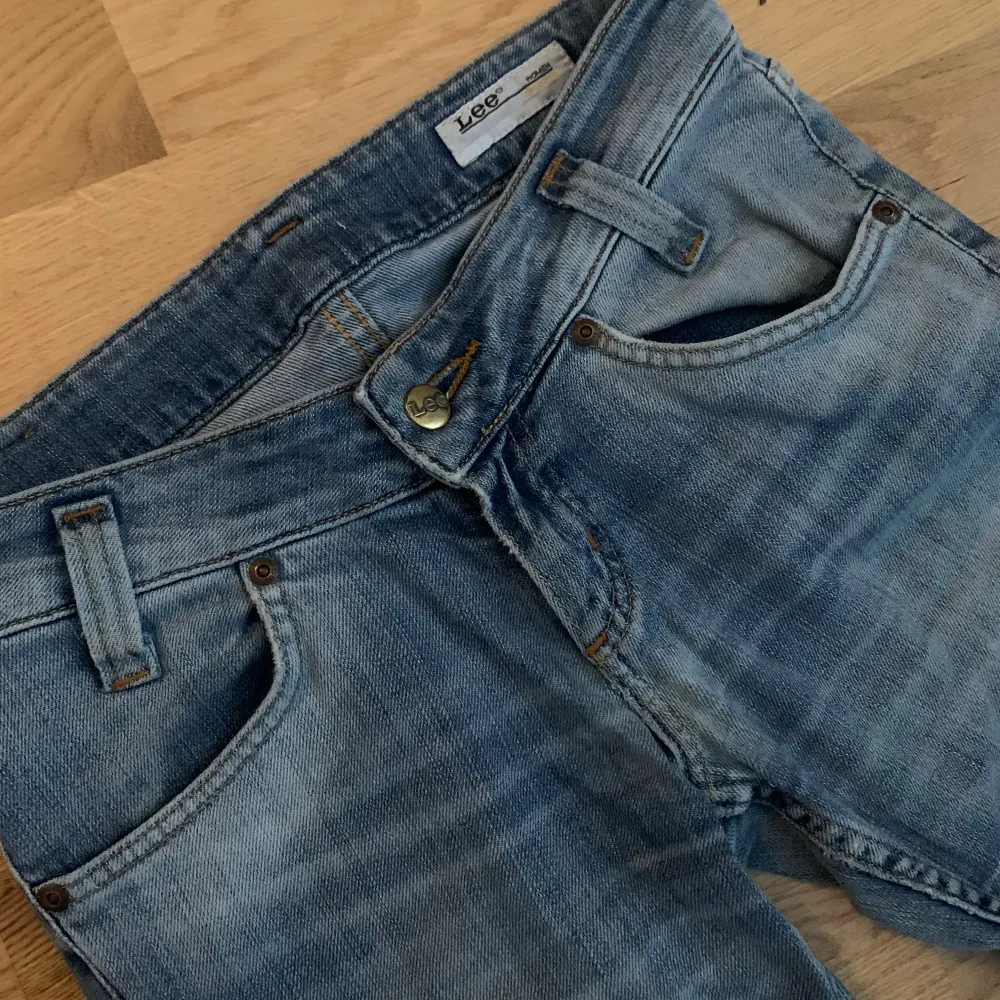 Lågmidjade blåa bootcut jeans från märket Lee. Storlek W27 L31. Säljer för att de är för små💕. Jeans & Byxor.