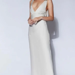 Otroligt fin klänning från meshki - Aldrig använd klänning från märket Meshki i en silver/vit färg som inte längre går att köpa! Klänning är helt oanvänd, med prislapp kvar.Perfekt till student bal, bröllop osv. Nypris 99 pund(1200kr)+frakt💕