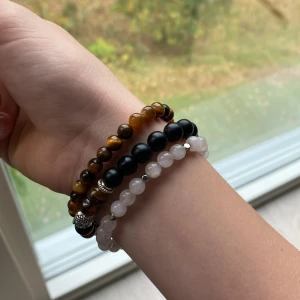 Armband - Mycket bra skick nästan aldrig andvända. 15kr för ett armband 35kr för alla 3 armband Perfekt inför hösten