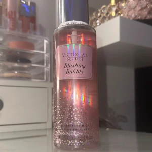 Victoria’s Secret - Blushing Bubbly body mist - Helt oanvänd.