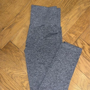 Relode träningstights med prislapp - Echo träningstights från relode. Seamless och högmidjade. Gråa. Aldrig använda, prislapp kvar. Ordinariepris 699