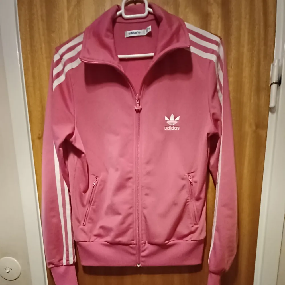 Rosa Adidas med dragkedja. Inga skavanker. Stl. 38  Köparen står för fraktkostnader.. Tröjor & Koftor.