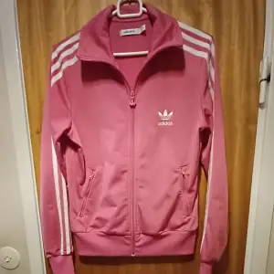 Rosa Adidas med dragkedja. Inga skavanker. Stl. 38  Köparen står för fraktkostnader.