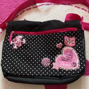 Mcbling skolväska - Jättesöt skolväska för alla som är mcbling, emo eller scene, väskan kan rymma böcker, laptop, ipad och mobil och är superhållbar