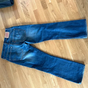 Levis 507 bootcut - Ett par superfeta vintage Levis jeans som går över skorna perfekt. Säljer då de är för små Måttet är 42 i midjan och innebenlängd 79 cm