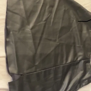 SKINN KJOL -  En otroligt fin skinnkjol från H&M och är använd en gång tidigare och Är som ny! 🖤pris kan diskuteras 