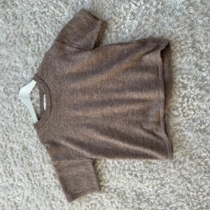 Stickad topp - Knappt använd. Nypris 599