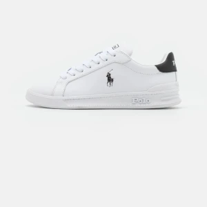 Vita sneakers från Polo Ralph Lauren - Säljer ett par stilrena vita sneakers från Polo Ralph Lauren. Knappt använda alls och är såå sköna💕