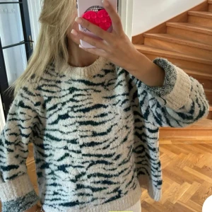 Zebra tröja - Super fin stickat tröja med coolt mönster, köpt på plick, lånade bilder. 😊 Tröjan har inga defekter!💕 Det står xs i lappen men passar även som s/m då den inte är lite större i modellen. 🥰
