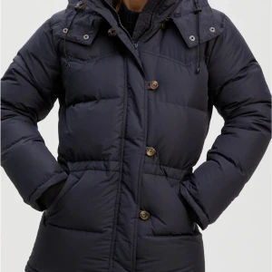 ALEXANDRA DOWN JACKET  - Väldigt varm och gosig vinterjacka, om du är intresserad så kan vi diskutera priset och så kan jag ta bilder på jackans skikt. Men den är helt ny och praktiskt oanvänd! Ordinarie pris ligger på 6000kr