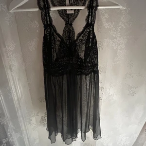 svart spets topp - jättefin svart spets topp från adore me