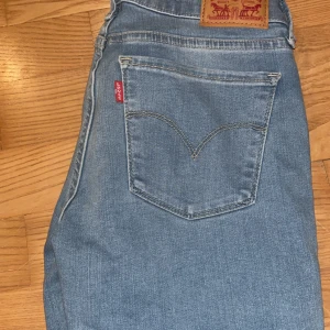 Levis jeans  - Levis jeans, låg midja i storlek 26. Aldrig använda då dom är försmå för mig!
