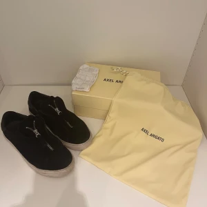 Axel Arigaro  - Axel Arigato | Skick 8/10 | Nypris: 2300 | Storlek 41 | Modellen säljs inte längre | Pm för bilder eller frågor 🤗