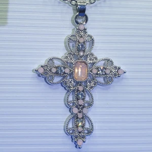 Halsband - Vackert Kors - Kedja silver med ett kors, mått på korset är 4.5 × 3.5 cm. ✨️Titta igenom alla mina upplagda och köp fler saker i bundle för att spara på frakten och få allt du köpt i ett och samma paket✨️