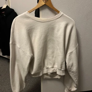 Tröja - Säljer min tröja från bikbok som jag har haft länge men inte använt så många gånger då den är för stor för mig. 