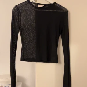 Tunn svart tröja - Säljer denna svarta tröjan som är en dup på intimissimis tröja. Är som ny då jag har använt den max 2-3 gånger. Finns inga defekter på den heller. 