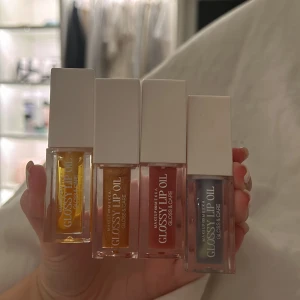 lipoil - säljer dessa lipoils från makeupmekka. 1 för 30, alla för 100