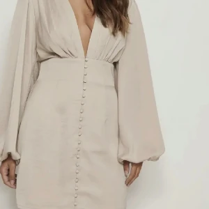 Beige klänning från NAKD  - Säljer en oanvänd klänning i storlek 34 från NA-KD, pga för liten