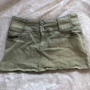 Grön miniskirt💕💕 - Väldigt fint skick kan dock behövas strykas💕 (pris kan diskuteras) 
