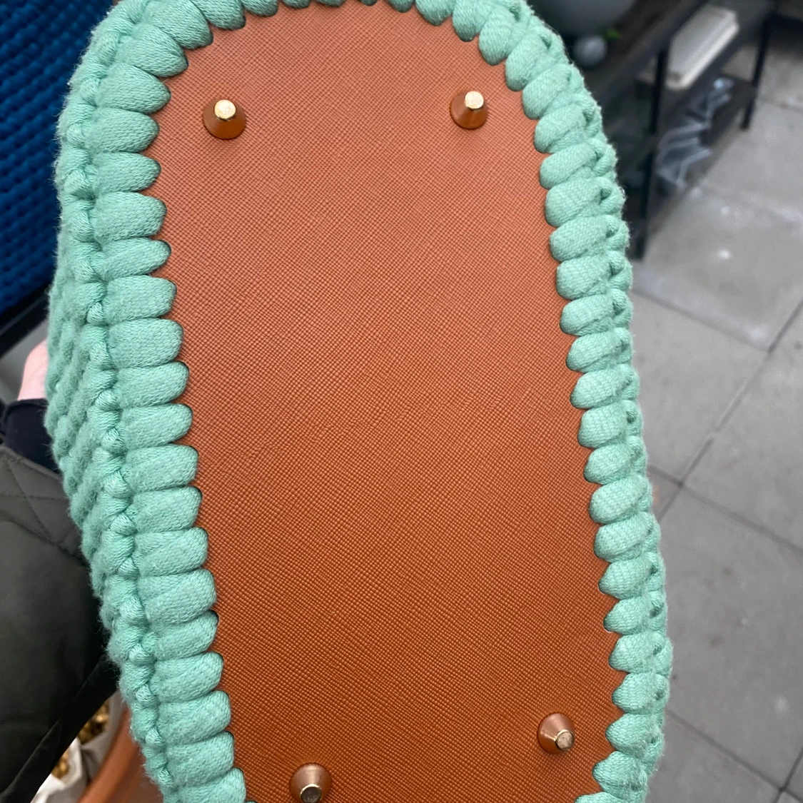 Mintgrön stickad väska med bruna handtag - 91