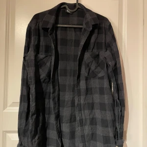 Rutig skjorta - Fin rutigskjorta med ficka på bröstet, använd någon fåtal gång!