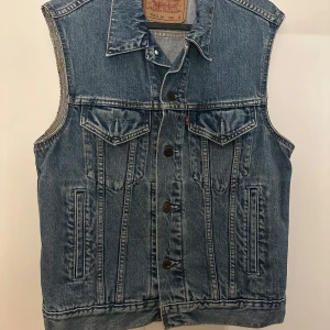 Levis jeansväst - Jeansjacka från Levis i bra skick. Sparsamt använd, inga tecken på slitage. Storlek S men lite oversized i modellen