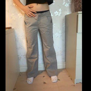 byxor - grå byxor i cargoaktigt material, fett sköna. jag är 167cm. inga defekter knappt använda. low-midrise. skriv gärna för mer info, mått eller pris.
