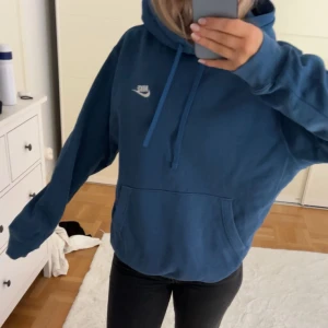 Nike hoodie  - Nike hoodie i jättefin blå färg Nypris 800kr  storlek S, inga defekter, bra skick