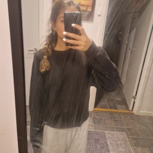 Svart tjocktröja - Ganska bra skick. Inga fläckar eller liknande. Pris kan diskuteras